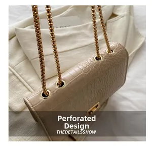 Vue détaillée du sac beige motif crocodile avec chaîne dorée et fermoir rotatif