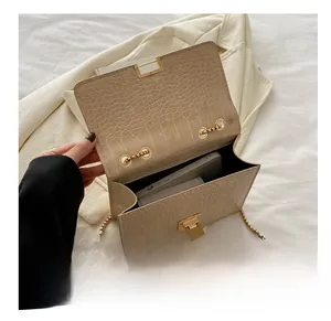 Vue détaillée de l'intérieur du sac beige effet croco pour téléphone et portefeuille