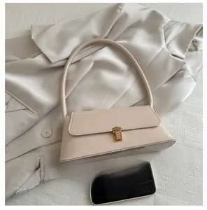 Vue détaillée du sac en cuir verni beige avec boucle dorée et comparaison de taille mobile