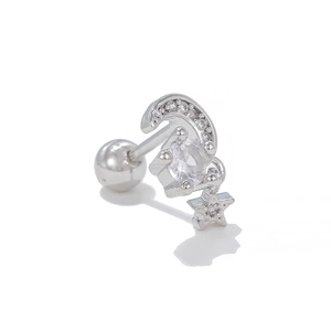 Dettaglio del piercing all'elice argento con motivi luna e stella e zircone rosa