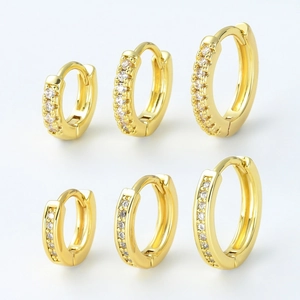 Trois paires de boucles d'oreilles huggies dorées avec zircons en différentes tailles