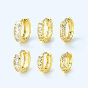 Set de créoles dorées ornées de zircons cubiques avec divers sertissages élégants