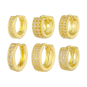 Vue détaillée de six créoles plaquées or serties de pierres en zircon blanc brillant