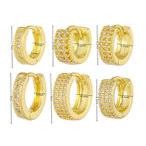 Guide des tailles des boucles d'oreilles huggie dorées serties de zircons cubiques