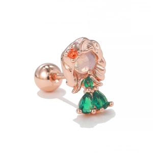 Makroaufnahme von Cartoon-Meerjungfrau-Ohrstecker in Roségold mit Opal und Edelsteinen