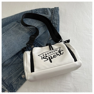 Détail du sac bandoulière blanc sport avec sangle en nylon noir et fermeture éclair