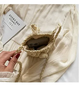 Vue intérieure du sac seau en paille montrant la capacité pour smartphone sur tissu
