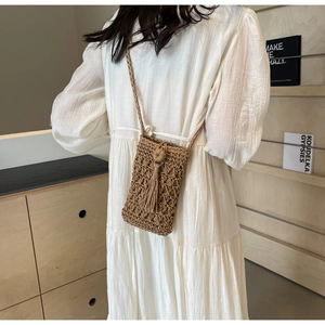 Sac bandoulière pour téléphone en paille crochetée avec détails à franges et sangle