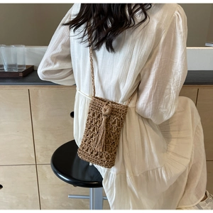Détails du sac de téléphone en paille marron avec boucle ronde et longues franges