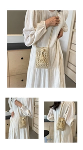 Détail du sac bandoulière en paille tissée ajourée avec franges et lanière beige tissée