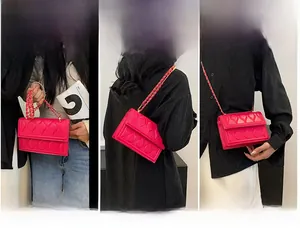 Détails du sac bandoulière rose montrant les modes portage main, épaule et en travers