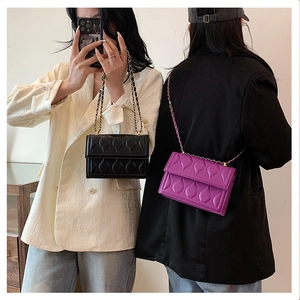 Sacs bandoulière matelassés noir et violet avec motifs de cœur et bandoulière chaîne