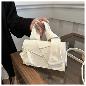Sac à main minimaliste en toile crème avec poignée nouée et détails effilochés