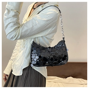 Borsa a spalla nera con paillette e catena argentata alla moda per donna
