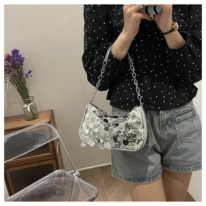Borsa hobo con paillettes argento e tracolla a catena indossata da una modella