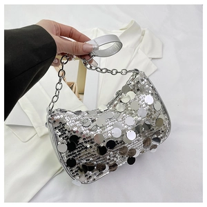 Dettaglio borsa a mezzaluna con paillettes argento, decori a specchio e catena spessa