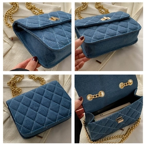 Vues détaillées du sac en jean matelassé bleu avec chaîne dorée et fermoir rotatif