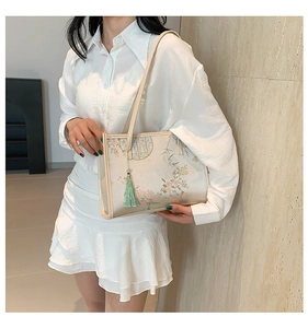 Floral print tote bag with traditional Chinese pattern and green tassel detail
