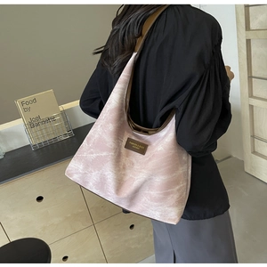 Sac hobo rose à texture marbre avec bordure marron et plaque de cuir fashion détaillée