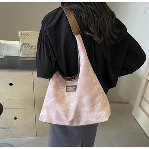 Sac à bandoulière rétro en PU souple avec texture marbre rose et large sangle en cuir