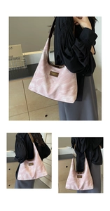 Détail du sac hobo à motif marbre rose avec bandoulières et garniture en cuir marron
