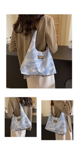 Vues détaillées d'un sac cabas à motif marbré bleu avec bordure et bandoulière en cuir brun