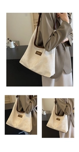 Détail du grand sac cabas en toile avec garniture en cuir marron et étiquette mode