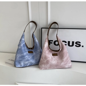 Vue détaillée des sacs bandoulière à motif marbré bleu et rose avec lanières en cuir