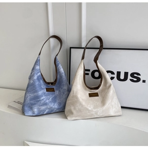 Détail de sacs hobo en cuir PU à motif marbre bleu et nuage beige avec étiquette