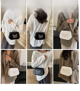 Vues portées du sac à bandoulière avec motif papillon et chaîne en noir et blanc pour femme