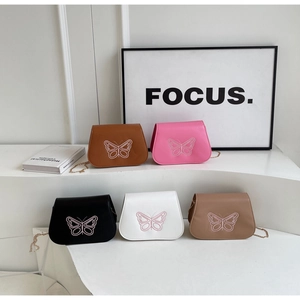 Cinq petits sacs carrés avec imprimé papillon et bandoulières en chaîne dorée