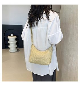 Détail du sac hobo en paille tressée avec texture en V et artisanat beige naturel