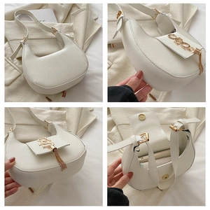 Vues détaillées d'un sac demi-lune beige avec boucle S dorée et détails à franges