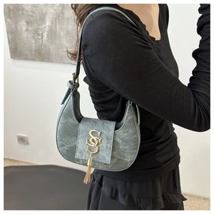 Sac hobo bleu-gris vintage avec logo S doré et détail de gland métallique élégant