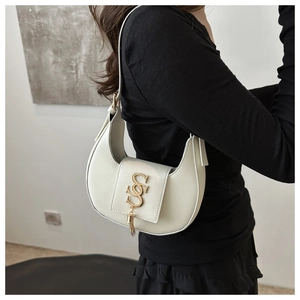 Détail du sac croissant blanc cassé avec ferrures dorées SS et élégants pompons