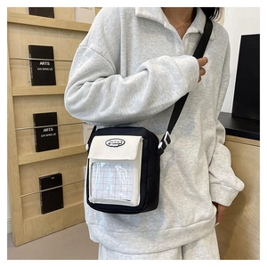Détail de sac bandoulière en toile avec poche PVC transparente et sangle réglable