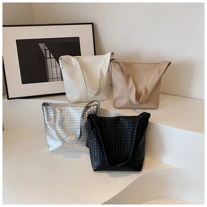 Minimalistische Eimertaschen mit Flechtstruktur in vier Farben auf einem Display