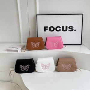 Collection de sacs bandoulière papillon en marron, rose, noir, blanc et kaki