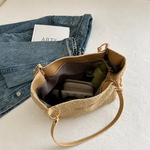 Detalle del interior de un bolso de paja que muestra su gran capacidad real