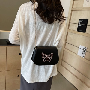 Sac bandoulière chic en cuir noir avec motif papillon rose et chaîne dorée