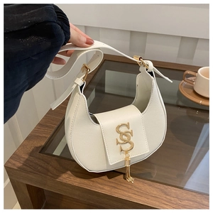 Sac sous le bras croissant blanc crème avec logo SS doré et pompon en métal