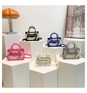 Détail de sacs à main tissés colorés avec garnitures en cuir et zips à franges
