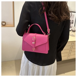 Détail du sac à main rose fuchsia avec fermoir en métal doré et bandoulière réglable