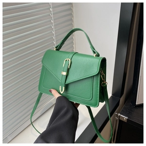 Sac trapèze vert avec fermoir fer à cheval doré et détail de bandoulière réglable