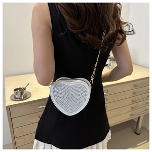 Borsa a tracolla a forma di cuore con strass argento e catena dorata elegante da donna