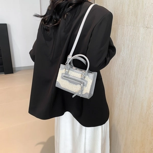 Petit sac bandoulière tissé pour femme en cuir gris et paille beige au design chic