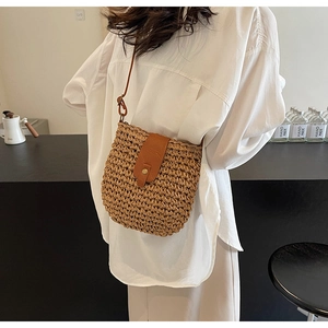 Borsa a tracolla in paglia intrecciata a mano con cinturino in ecopelle per le vacanze