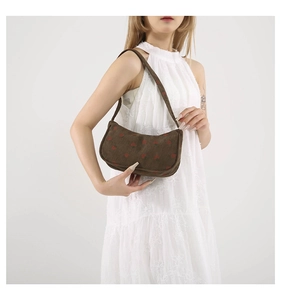Détail du sac bandoulière en velours côtelé marron avec motifs fraises brodés