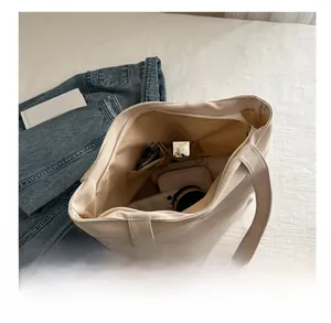 Vue détaillée de l'intérieur spacieux d'un sac fourre-tout en toile avec fermetures