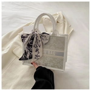 Detail einer floralen Jacquard-Einkaufstasche mit Seidenschal und ON BAG Bestickung